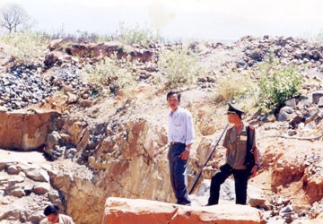 Công trường khai thác kho báu trên đỉnh núi Tàu. (Ảnh chụp năm 1994) Ảnh: Tư liệu